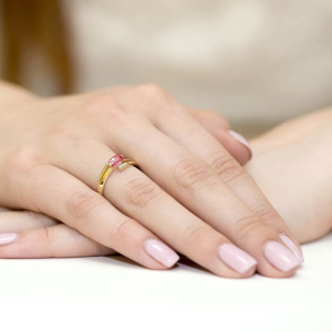 Pierścionek ze złota z Rubinem 0,60ct i Diamentami próby 585. W-0119R